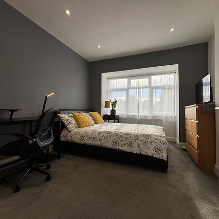 Entire House Floor Perfect For Couples & Freelancers - Available For Single Too Hotel London Eksteriør billede